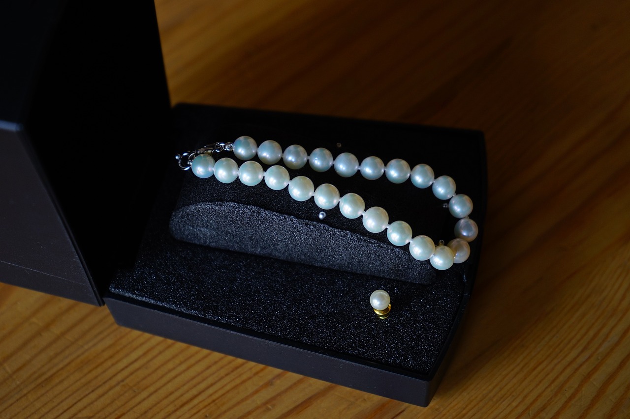 A Stylish Accessory: The Classic Pearl Beaded Bracelet