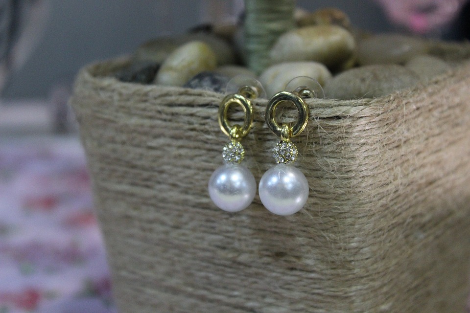 Why Should You Choose Freshwater Pearl Earrings?