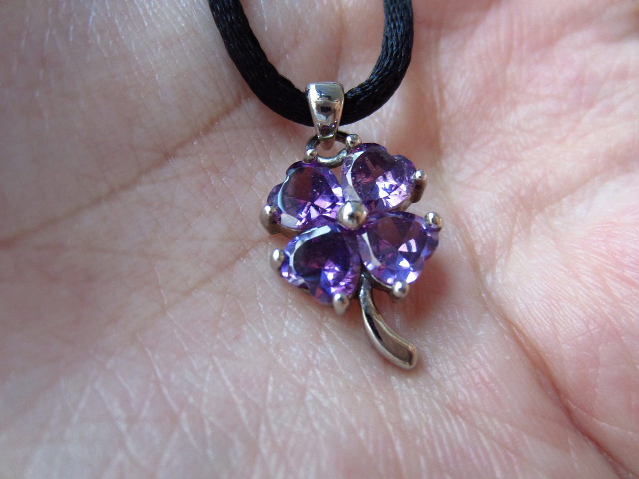 pendant-408527_1280