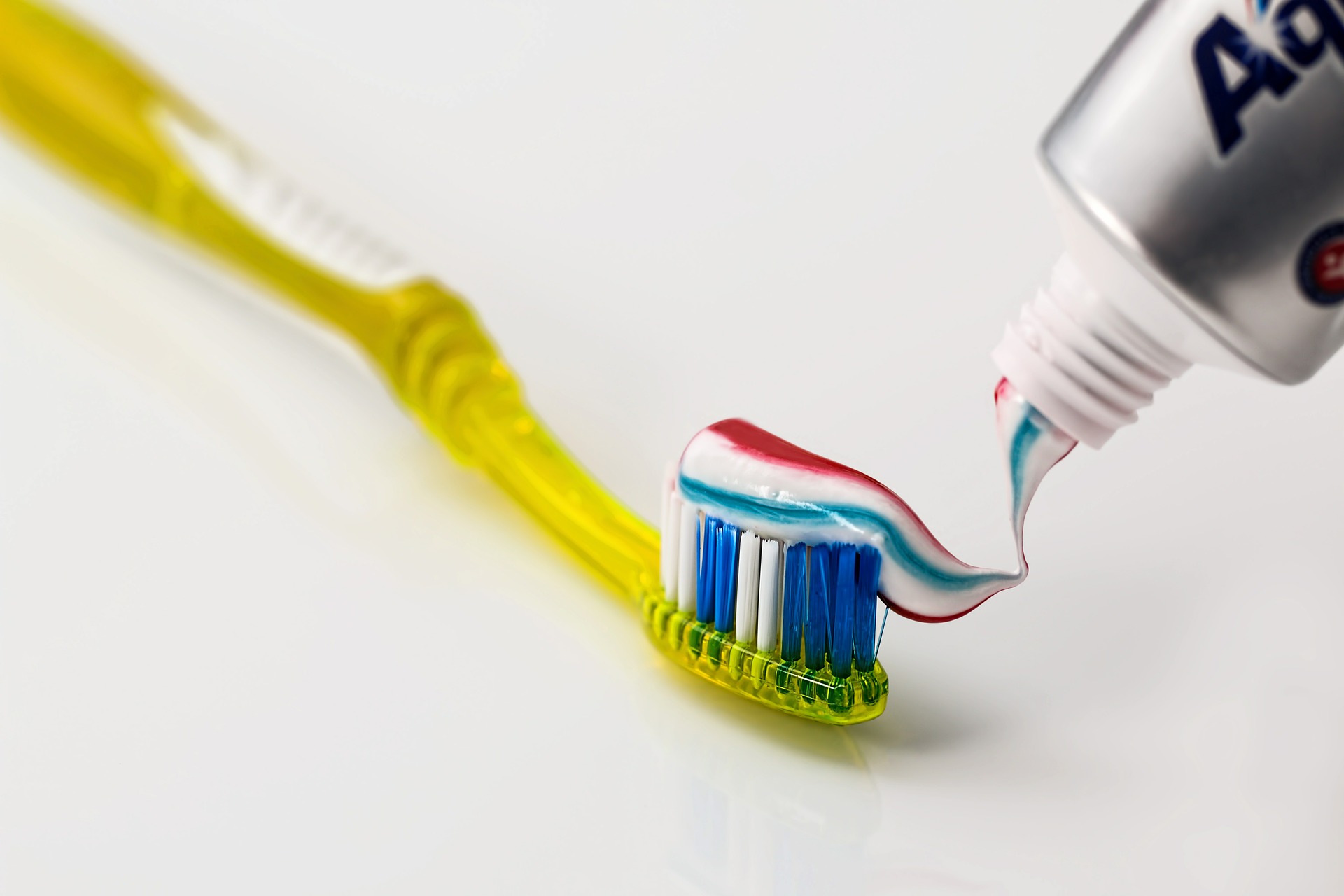 toothbrush-571741_1920