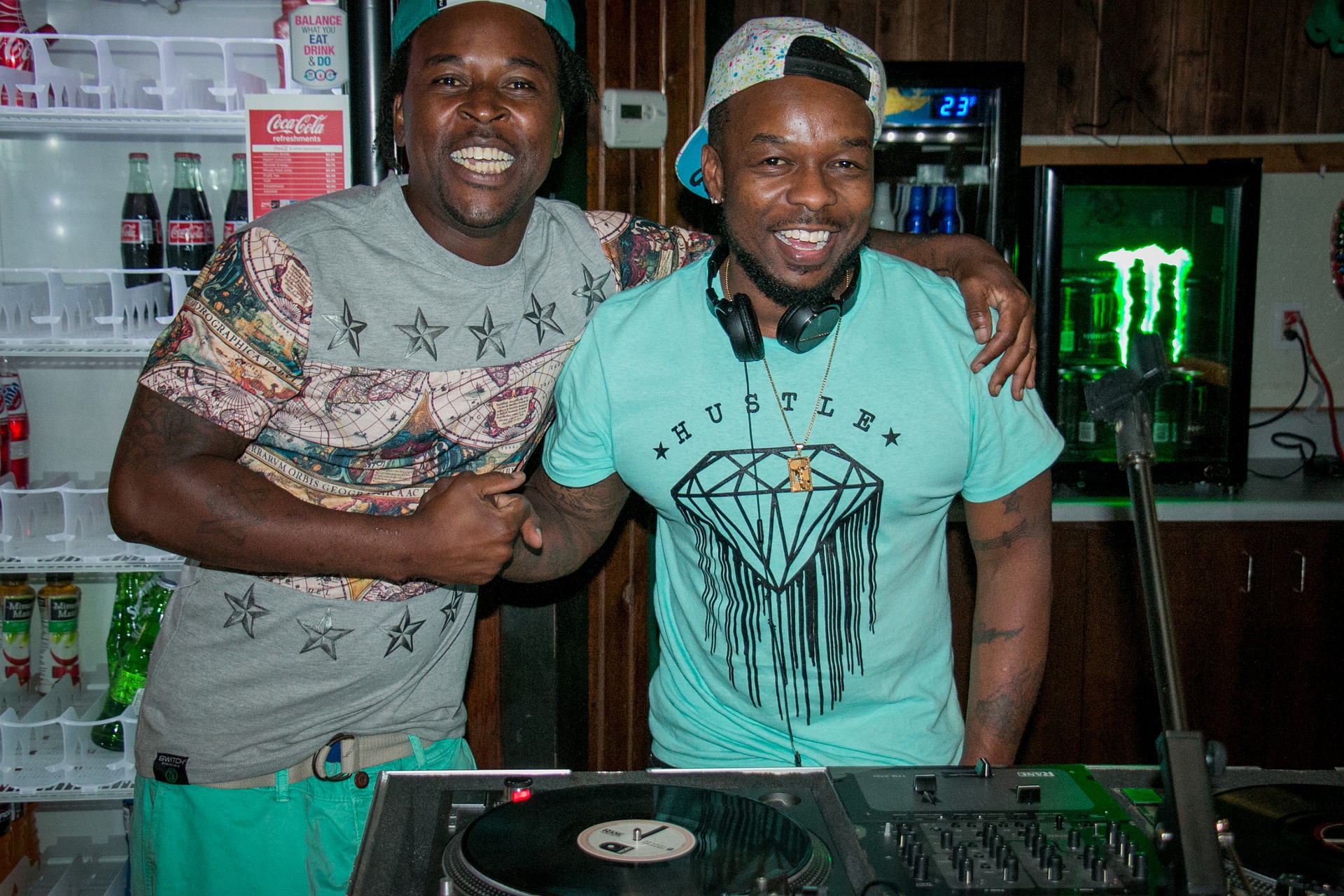 dj-4609406_1920