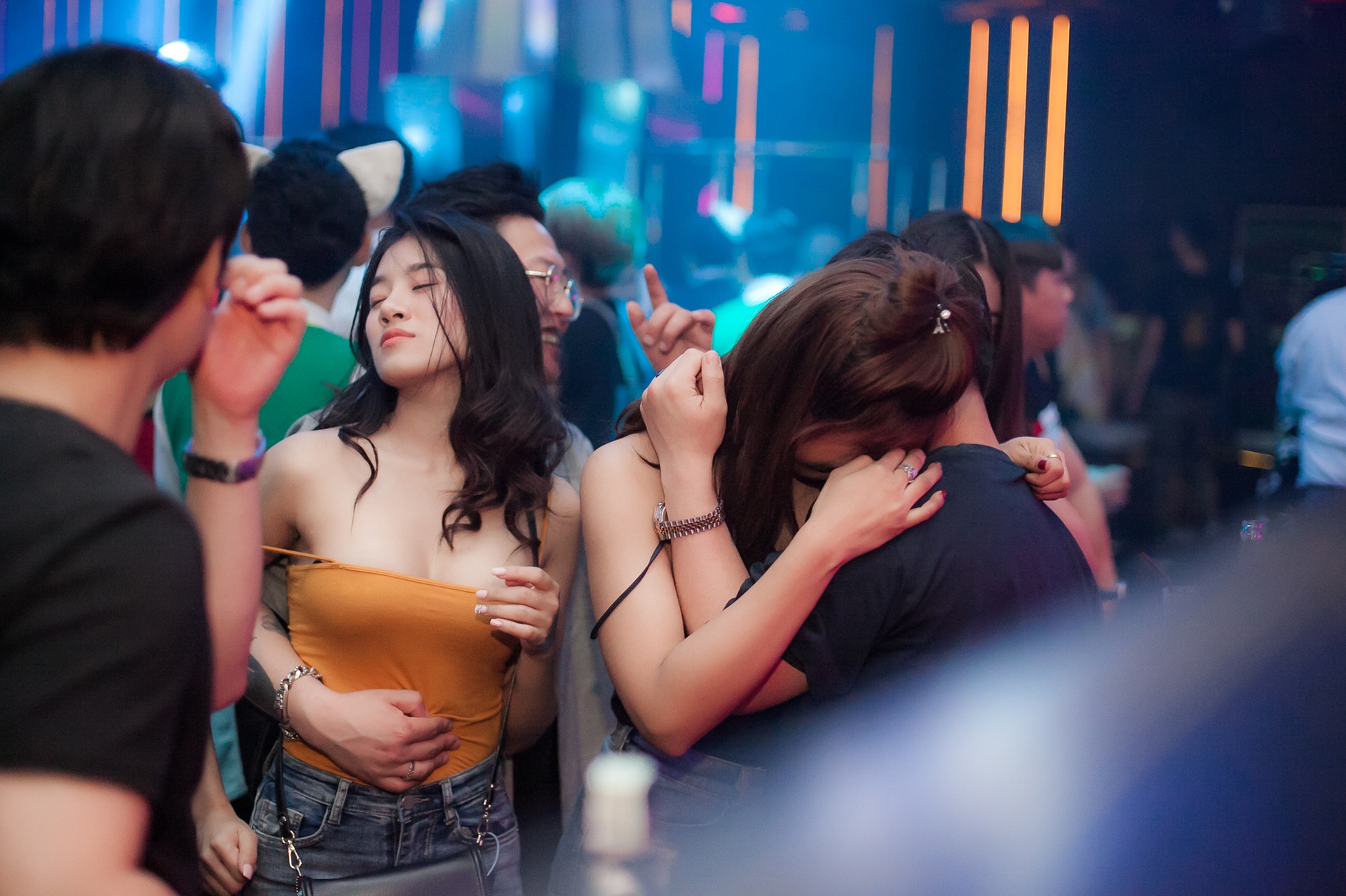 nightclub-3492750_1920