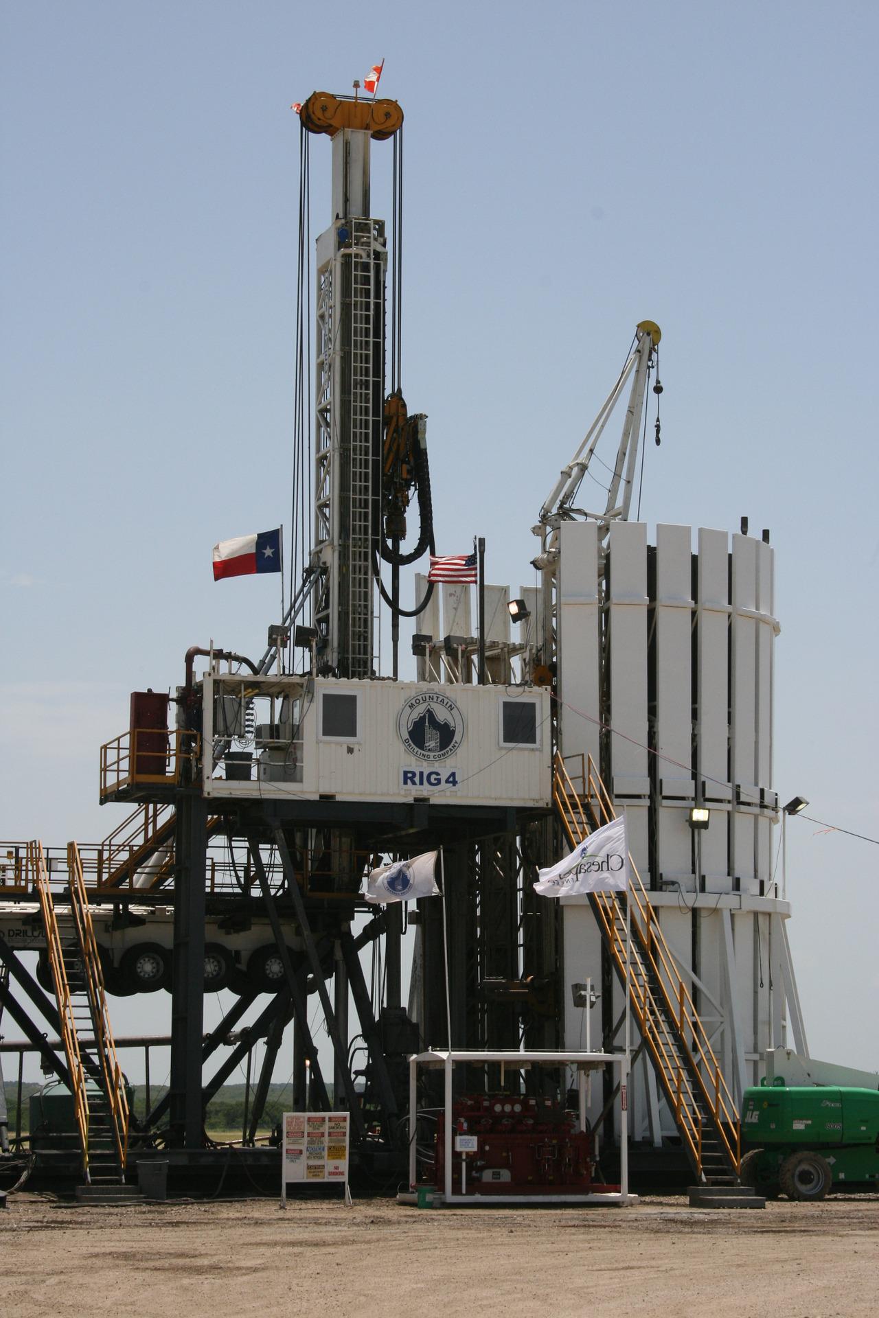 oil-g6a8f28529_1920