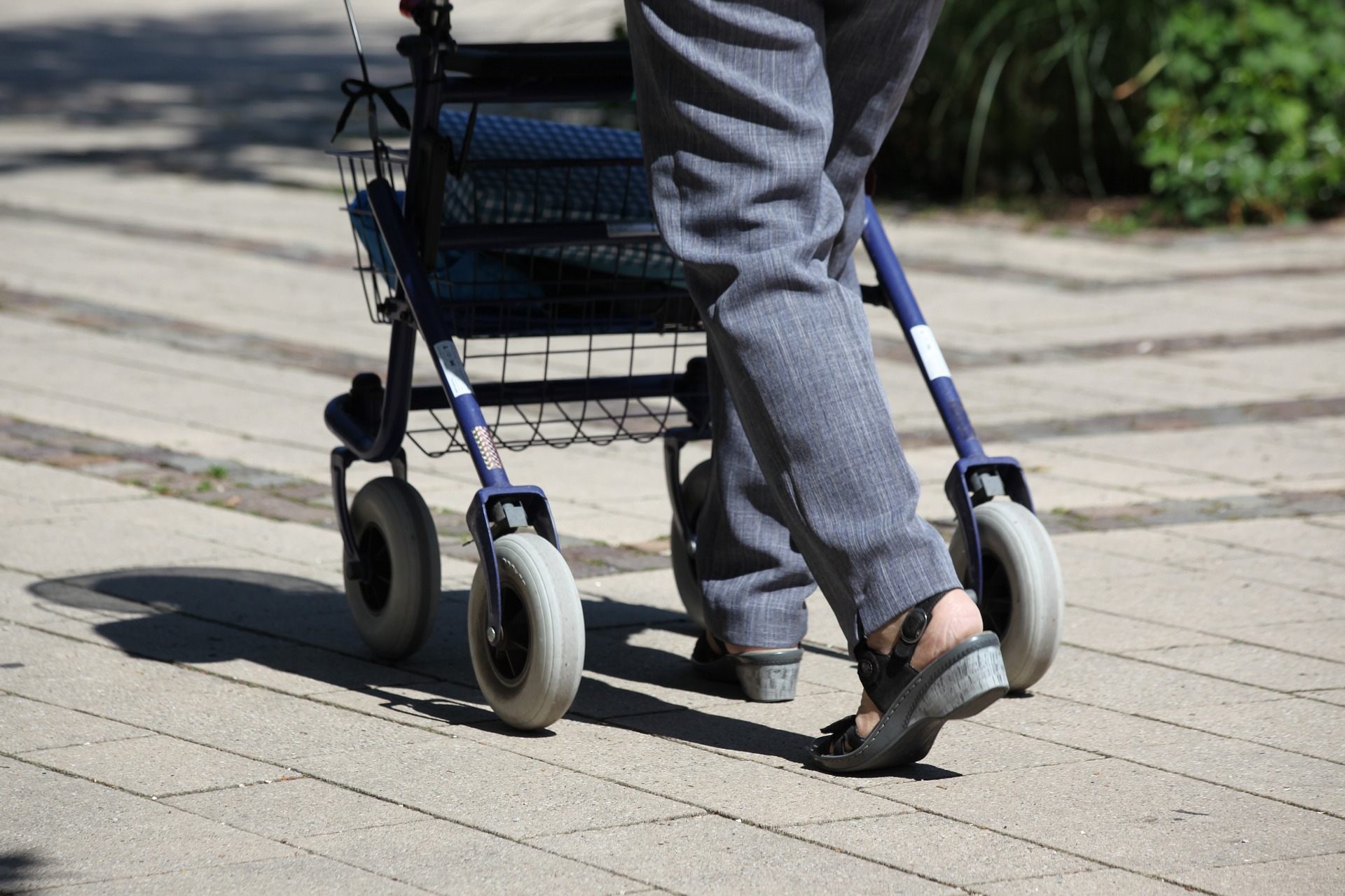 rollator-3480878_1920